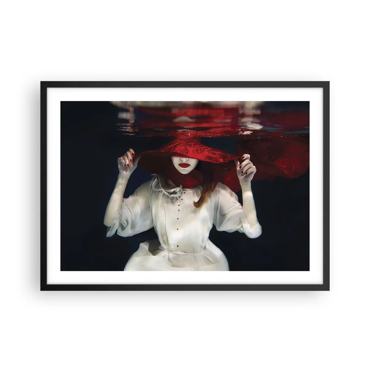 Póster en marco negro - Una mujer con un sombrero rojo sumergida en el agua. - 70x50cm - Blanco y rojo - Decoración de pared moderna para salón y dormitorio ARTTOR