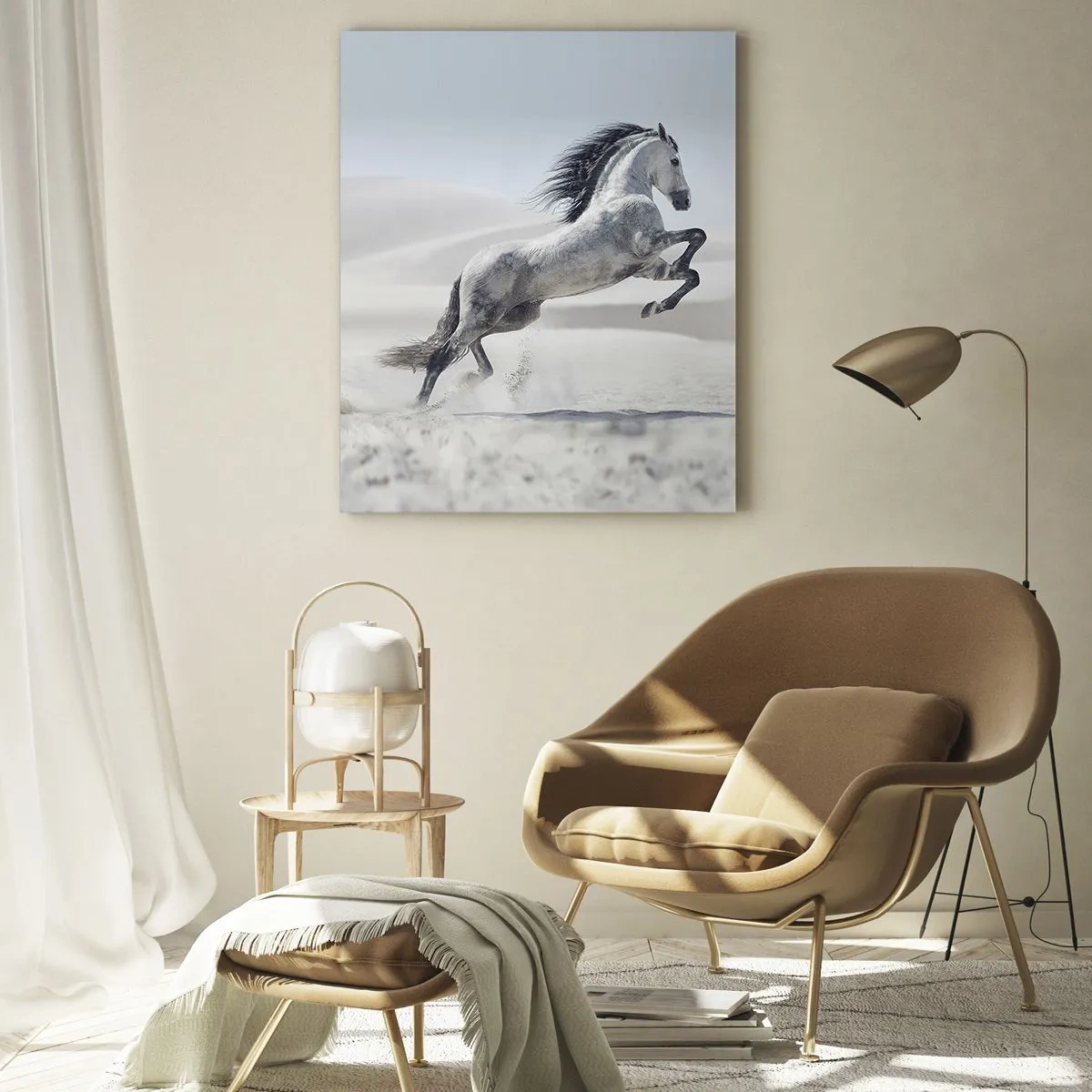 Cuadro sobre vidrio - Impresiones sobre Vidrio - Un caballo blanco saltando con el telón de fondo de las dunas del desierto. - 50x70cm - Un príncipe árabe - Decoración de pared moderna para salón y dormitorio ARTTOR