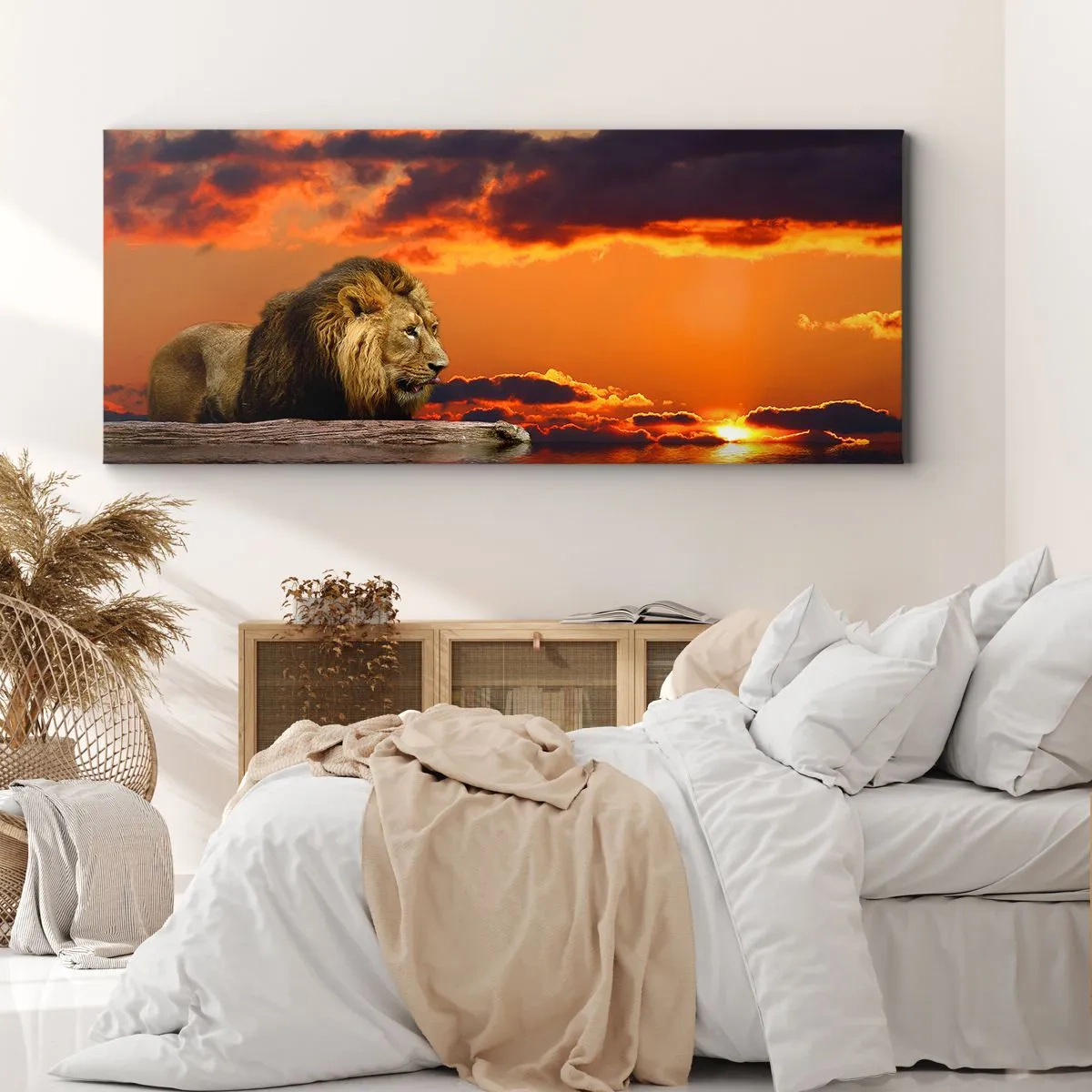 Cuadro sobre lienzo - Impresión de Imagen - Un león descansa junto al agua al atardecer con un cielo dramático. - 140x50cm - Rey de la naturaleza - Decoración de pared moderna para salón y dormitorio ARTTOR