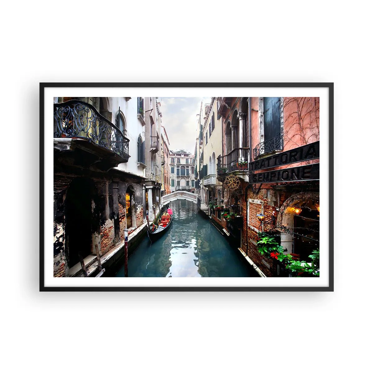Póster en marco negro - Un canal en Venecia con una góndola y edificios históricos. - 100x70cm - Paisaje veneciano con góndola y puente - Decoración de pared moderna para salón y dormitorio ARTTOR