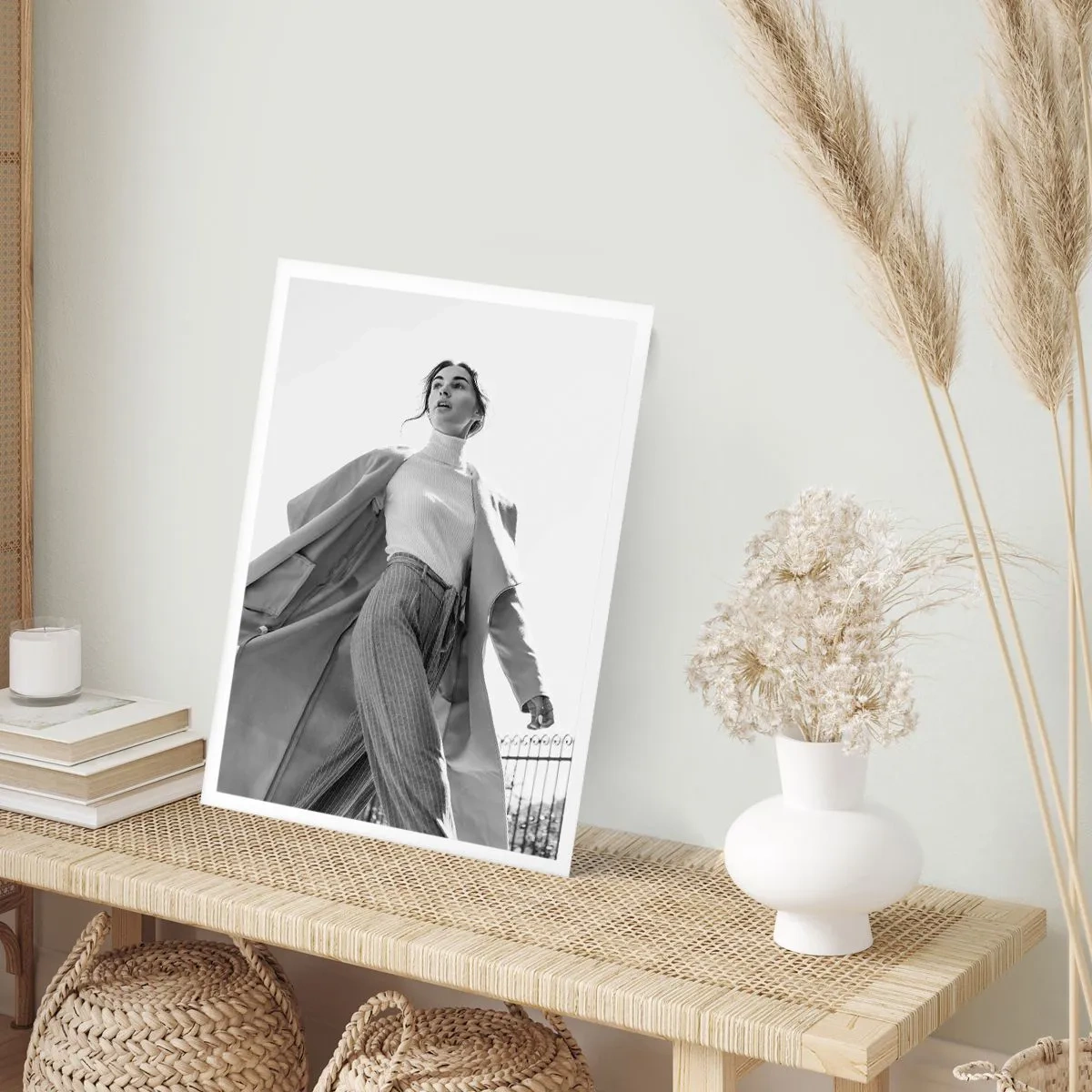 Póster - Una mujer elegante con un abrigo largo camina con confianza. - 50x70cm - ¿Vienes conmigo? - Decoración de pared moderna para salón y dormitorio ARTTOR
