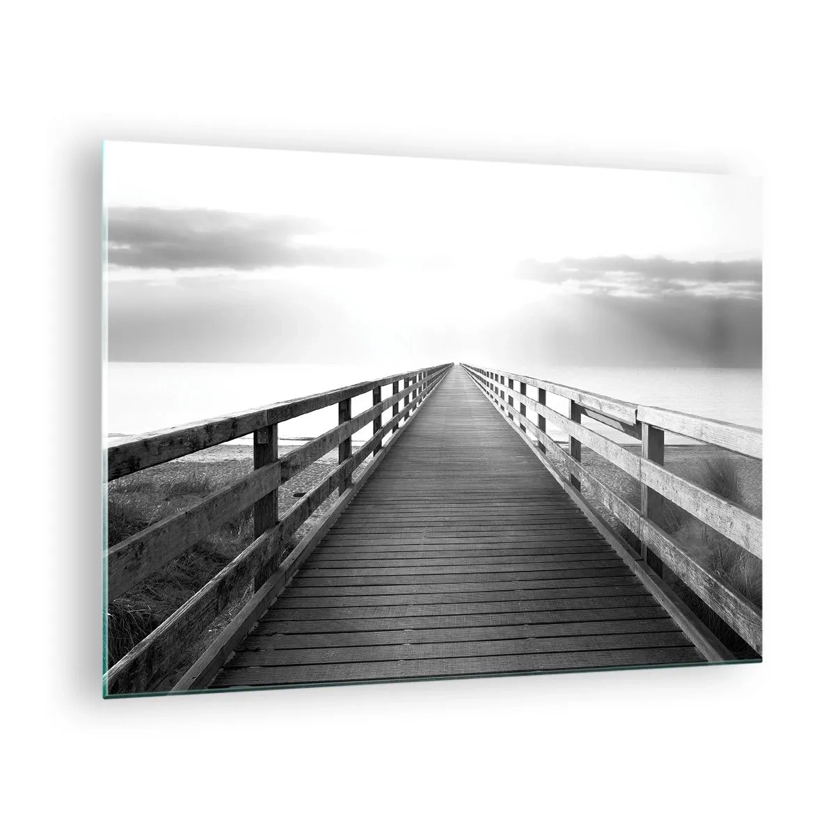 Cuadro sobre vidrio - Impresiones sobre Vidrio - Un puente de madera que conduce hacia el horizonte en blanco y negro. - 70x50cm - En la distancia... - Decoración de pared moderna para salón y dormitorio ARTTOR