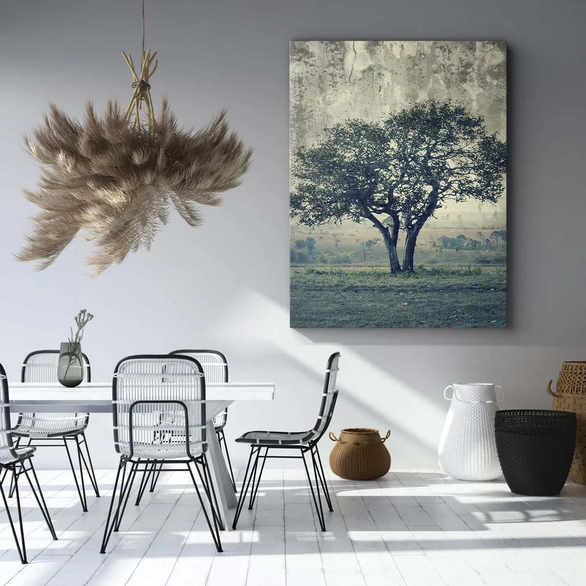 Cuadro sobre lienzo - Impresión de Imagen - Un árbol solitario contra un paisaje brumoso. - 50x70cm - El manzano - Decoración de pared moderna para salón y dormitorio ARTTOR
