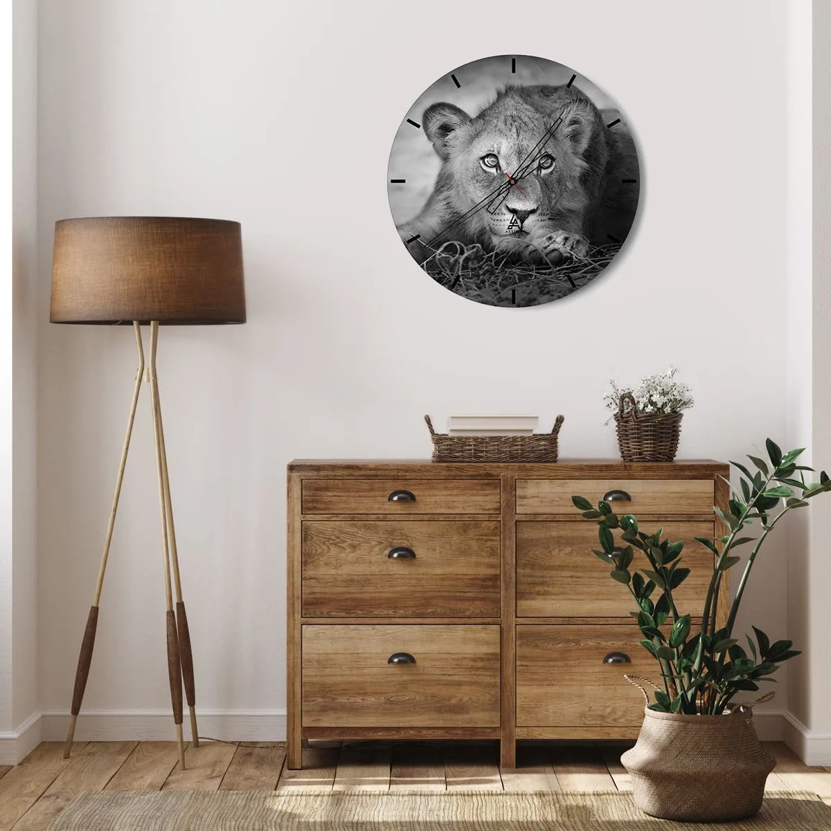 Reloj de pared - Reloj de vidrio - Un león joven tendido en el suelo en blanco y negro. - 30x30cm - Un cachorro real - Decoración de pared moderna para salón, cocina y dormitorio ARTTOR