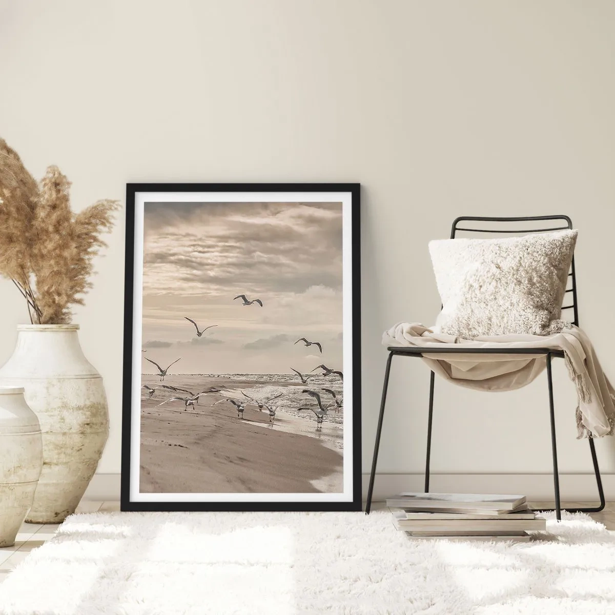 Póster en marco negro - Gaviotas revoloteando sobre la orilla del mar bajo un cielo nublado - 50x70cm - El sonido del mar, el canto de los pájaros - Decoración de pared moderna para salón y dormitorio ARTTOR