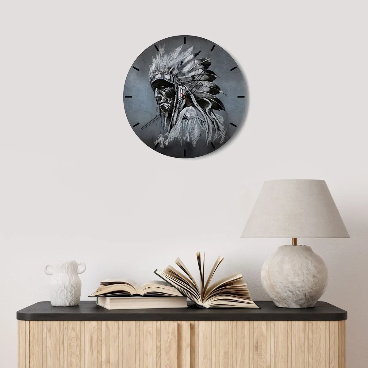 Reloj de pared - Reloj de vidrio - Retrato de un guerrero con un tocado de plumas sobre un fondo gris. - 30x30cm - Regreso a las raíces - Decoración de pared moderna para salón, cocina y dormitorio ARTTOR