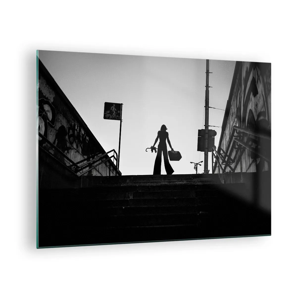 Cuadro sobre vidrio - Impresiones sobre Vidrio - Silueta en blanco y negro de una mujer con el paisaje urbano como telón de fondo - 70x50cm - Paseo urbano - Decoración de pared moderna para salón y dormitorio ARTTOR