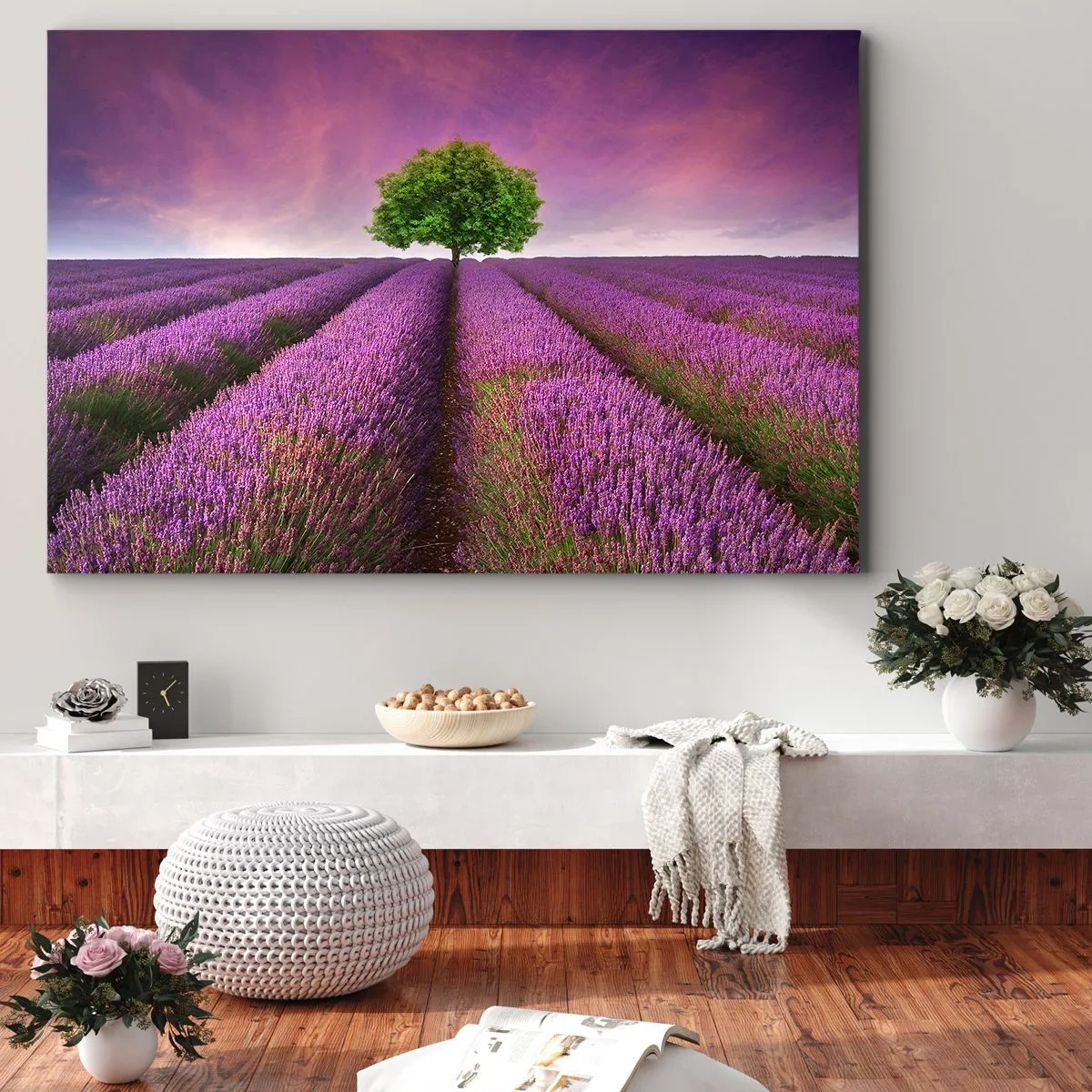 Cuadro sobre lienzo - Impresión de Imagen - Un campo de lavanda con un árbol solitario y un cielo púrpura. - 100x70cm - En los campos de lavanda - Decoración de pared moderna para salón y dormitorio ARTTOR