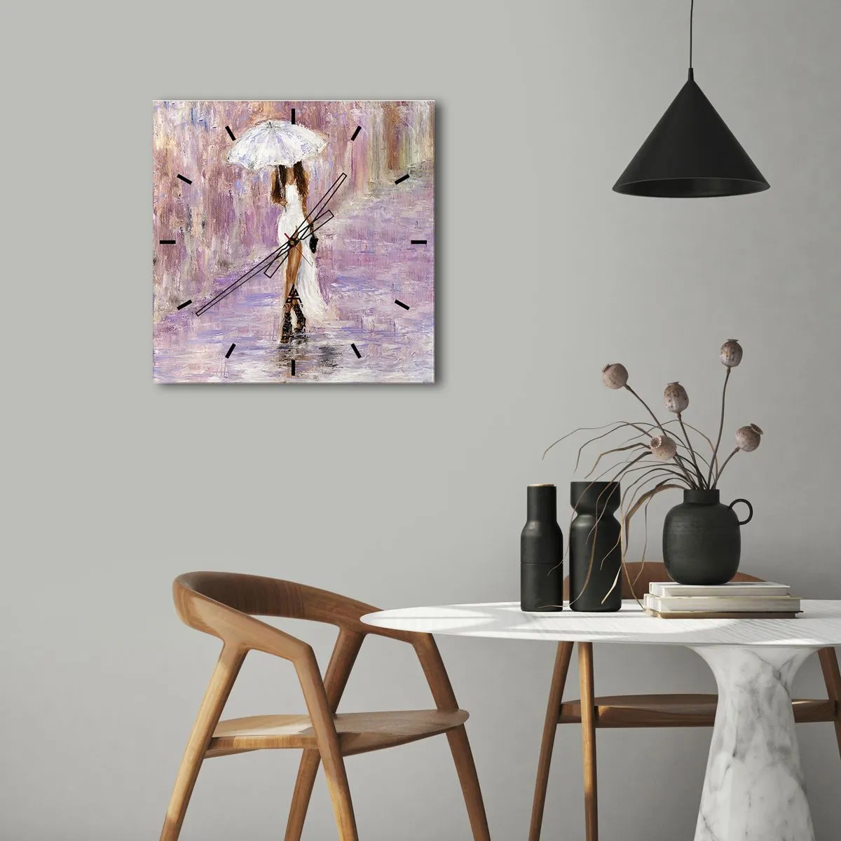 Reloj de pared - Reloj de vidrio - Una mujer con paraguas caminando bajo la lluvia en tonos lilas - 30x30cm - En la lluvia de lilas - Decoración de pared moderna para salón y dormitorio ARTTOR