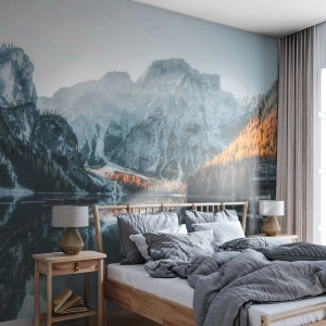 Fotomural Premium Sand - Paisaje de montaña reflejado en la superficie del lago. - 100x70cm - Paisaje en el espejo - Decoración de pared moderna para salón y dormitorio ARTTOR