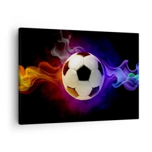 Cuadro sobre lienzo - Impresión de Imagen - Un balón de fútbol rodeado de efectos de humo de colores sobre un fondo oscuro. - 70x50cm - El poder mágico del juego - Decoración de pared moderna para salón y dormitorio ARTTOR
