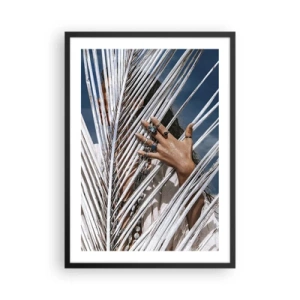 Póster en marco negro - Una mano con anillos detrás de hojas de palma. - 50x70cm - ¿La mujer chamana? - Decoración de pared moderna para salón y dormitorio ARTTOR