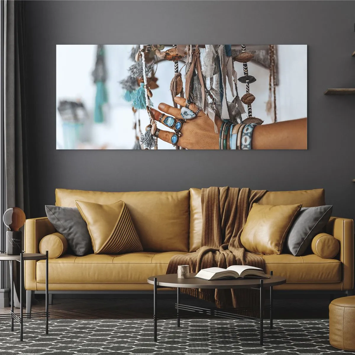 Cuadro sobre vidrio - Impresiones sobre Vidrio - Una mano adornada con joyas boho con decoraciones en el fondo. - 120x50cm - Tesoros locales - Decoración de pared moderna para salón y dormitorio ARTTOR