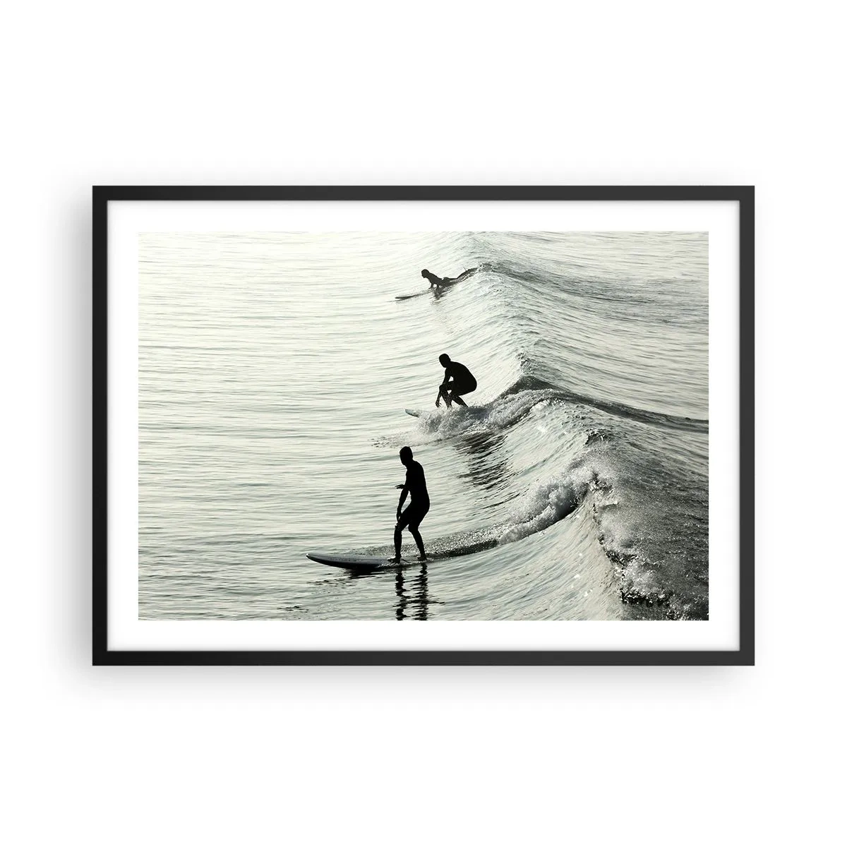 Póster en marco negro - Surfistas en las olas en una toma monocromática - 70x50cm - Al encuentro de la ola - Decoración de pared moderna para salón y dormitorio ARTTOR
