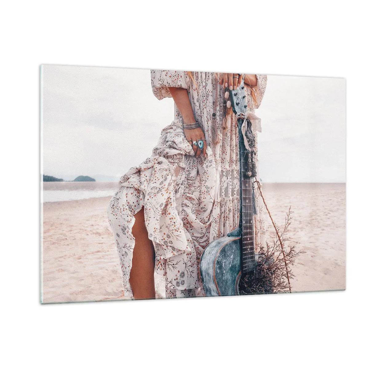 Cuadro sobre vidrio - Impresiones sobre Vidrio - Mujer de estilo bohemio con guitarra en una playa vacía - 120x80cm - Una flor en el camino - Decoración de pared moderna para salón y dormitorio ARTTOR