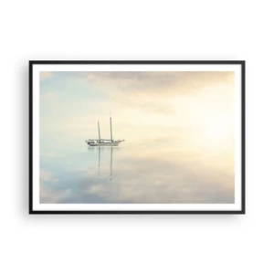 Póster en marco negro - Un barco en un mar en calma bajo una luz suave. - 100x70cm - En un mar de silencio - Decoración de pared moderna para salón y dormitorio ARTTOR