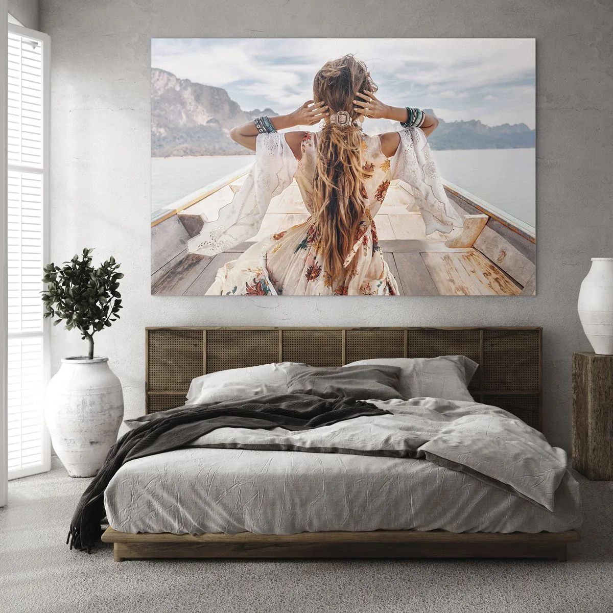 Cuadro sobre vidrio - Impresiones sobre Vidrio - Una mujer en un barco mirando hacia las montañas y el lago. - 120x80cm - Rumbo a la felicidad - Decoración de pared moderna para salón y dormitorio ARTTOR