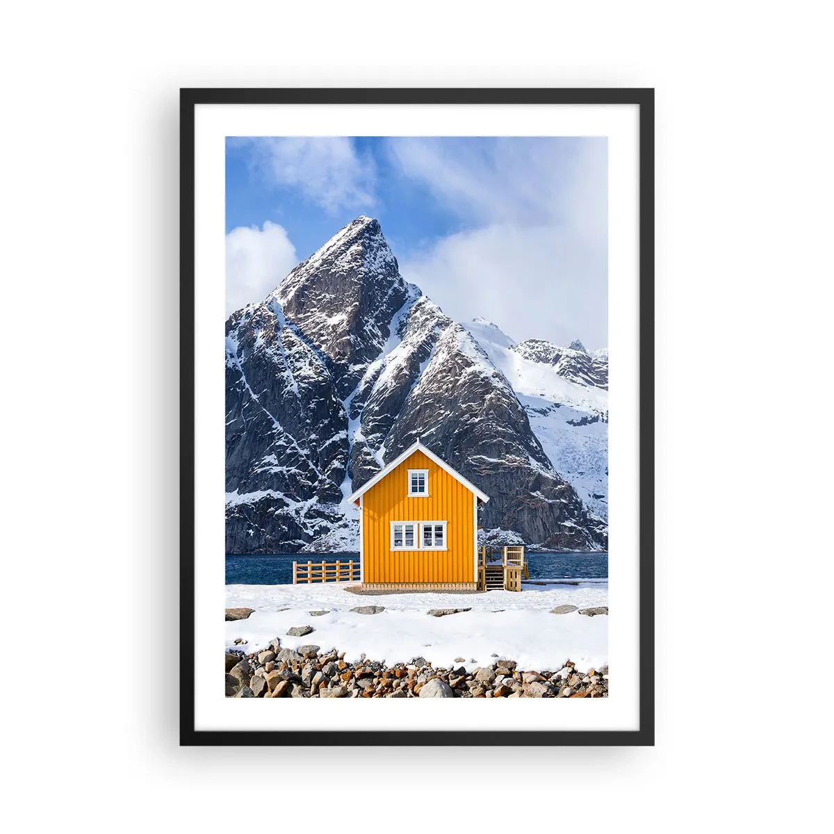 Póster en marco negro - Una casa amarilla con el telón de fondo de montañas nevadas. - 50x70cm - Vacaciones escandinavas - Decoración de pared moderna para salón y dormitorio ARTTOR