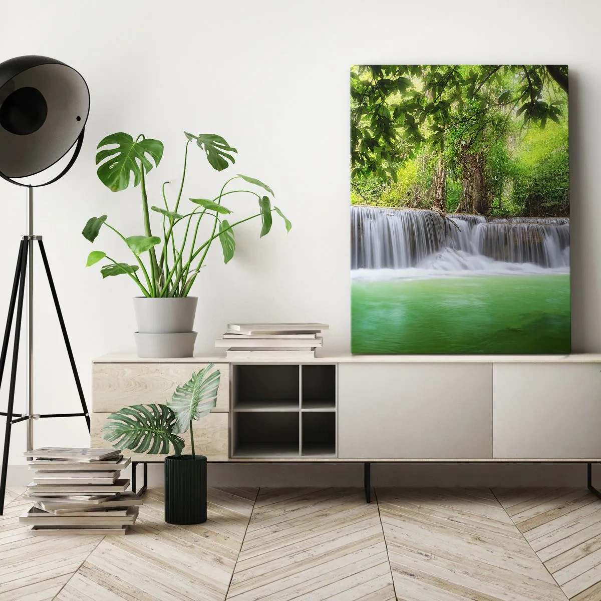 Cuadro sobre lienzo - Impresión de Imagen - Una cascada verde rodeada de densa vegetación tropical. - 70x100cm - Cascada en verde - Decoración de pared moderna para salón y dormitorio ARTTOR