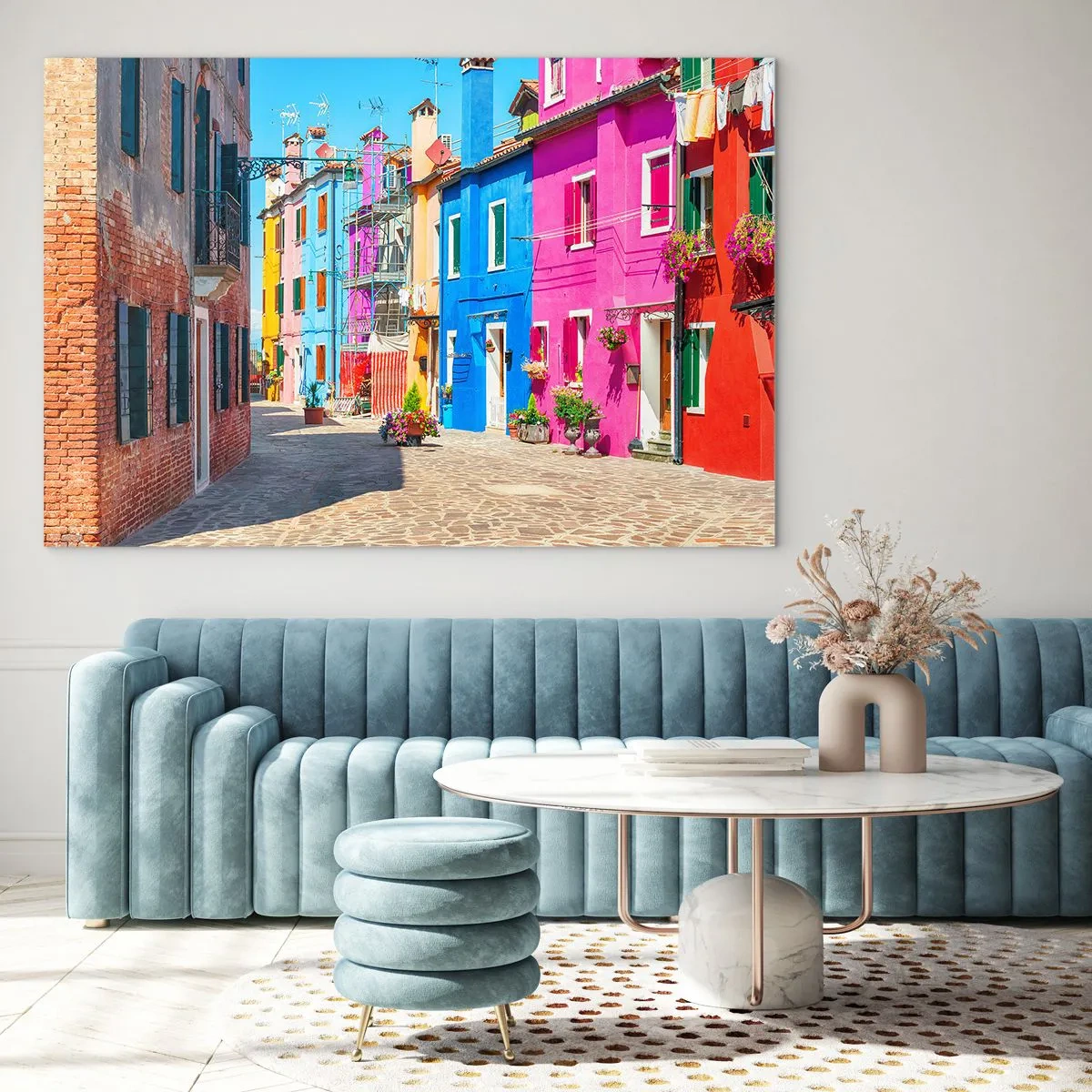Cuadro sobre vidrio - Impresiones sobre Vidrio - Edificios coloridos en una calle estrecha en una ciudad soleada - 70x50cm - Pueblo colorido - Decoración de pared moderna para salón y dormitorio ARTTOR