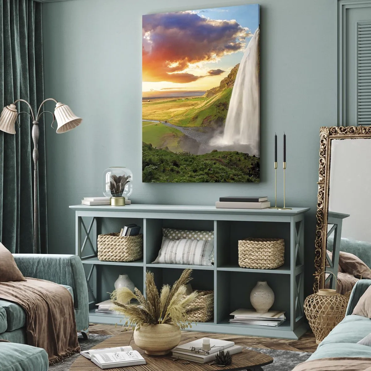 Cuadro sobre lienzo - Impresión de Imagen - Una cascada en un paisaje pintoresco al atardecer. - 80x120cm - La plenitud del verano islandés - Decoración de pared moderna para salón y dormitorio ARTTOR