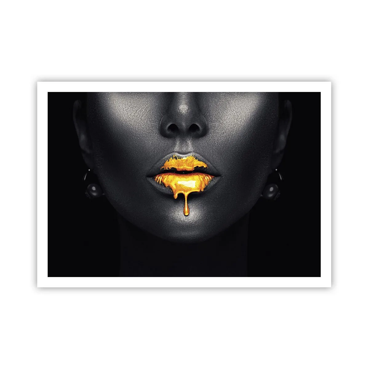 Póster - Retrato en negro y dorado de una mujer con una gota de oro en los labios. - 100x70cm - Labios de oro - Decoración de pared moderna para salón y dormitorio ARTTOR