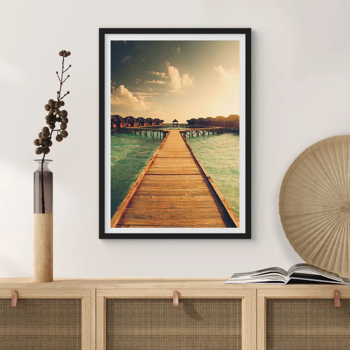 Póster en marco negro - Muelle de madera que conduce a las casas de agua al atardecer - 50x70cm - Una cálida invitación - Decoración de pared moderna para salón y dormitorio ARTTOR