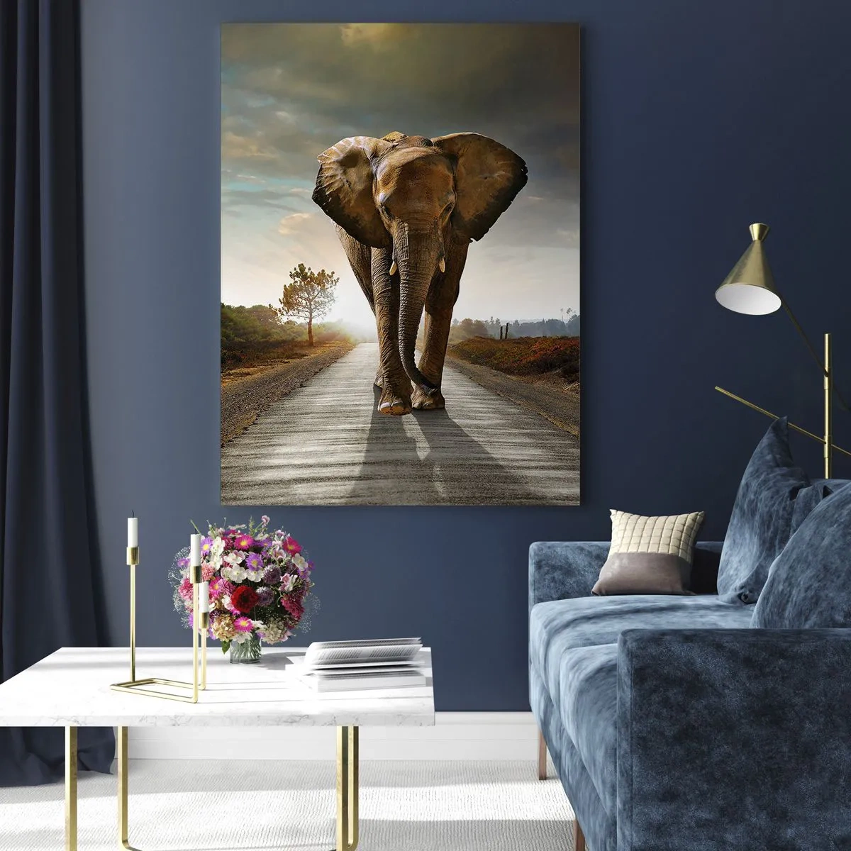 Cuadro sobre vidrio - Impresiones sobre Vidrio - Un elefante caminando por una carretera a través de un paisaje al atardecer. - 70x100cm - Y para nada en un almacén de porcelana - Decoración de pared moderna para salón y dormitorio ARTTOR