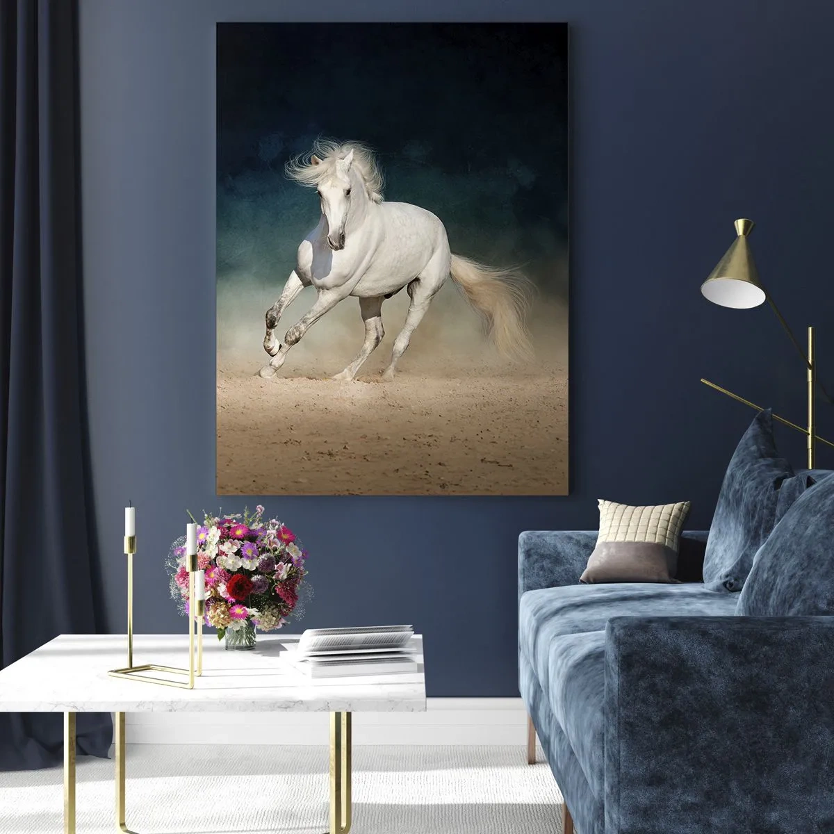 Cuadro sobre vidrio - Impresiones sobre Vidrio - Un caballo blanco galopando por la arena contra un cielo oscuro. - 50x70cm - Libertad en estado puro - Decoración de pared moderna para salón y dormitorio ARTTOR