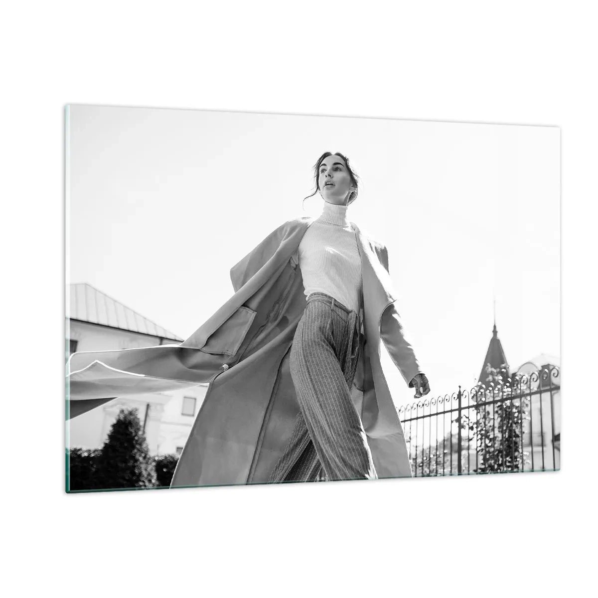 Cuadro sobre vidrio - Impresiones sobre Vidrio - Una mujer elegante en movimiento con la arquitectura urbana como telón de fondo. - 120x80cm - ¿Vienes conmigo? - Decoración de pared moderna para salón y dormitorio ARTTOR