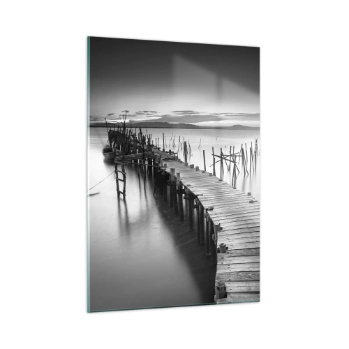 Cuadro sobre vidrio - Impresiones sobre Vidrio - Una vista en blanco y negro de un embarcadero de madera sobre el agua. - 50x70cm - La calma de una orilla olvidada - Decoración de pared moderna para salón y dormitorio ARTTOR