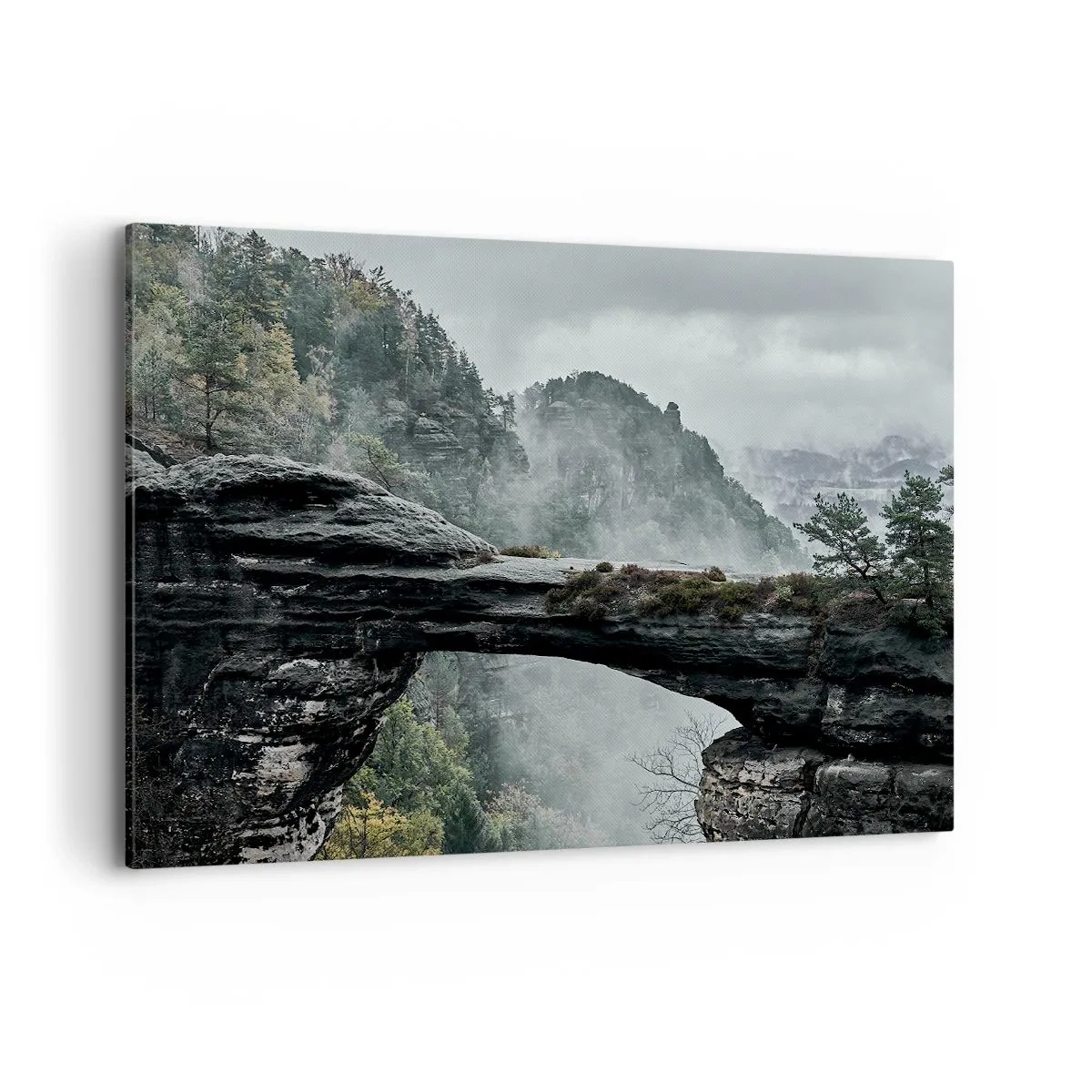 Cuadro sobre lienzo - Impresión de Imagen - Un arco de piedra rodeado de montañas brumosas y bosques. - 120x80cm - La aventura está a punto de comenzar - Decoración de pared moderna para salón y dormitorio ARTTOR