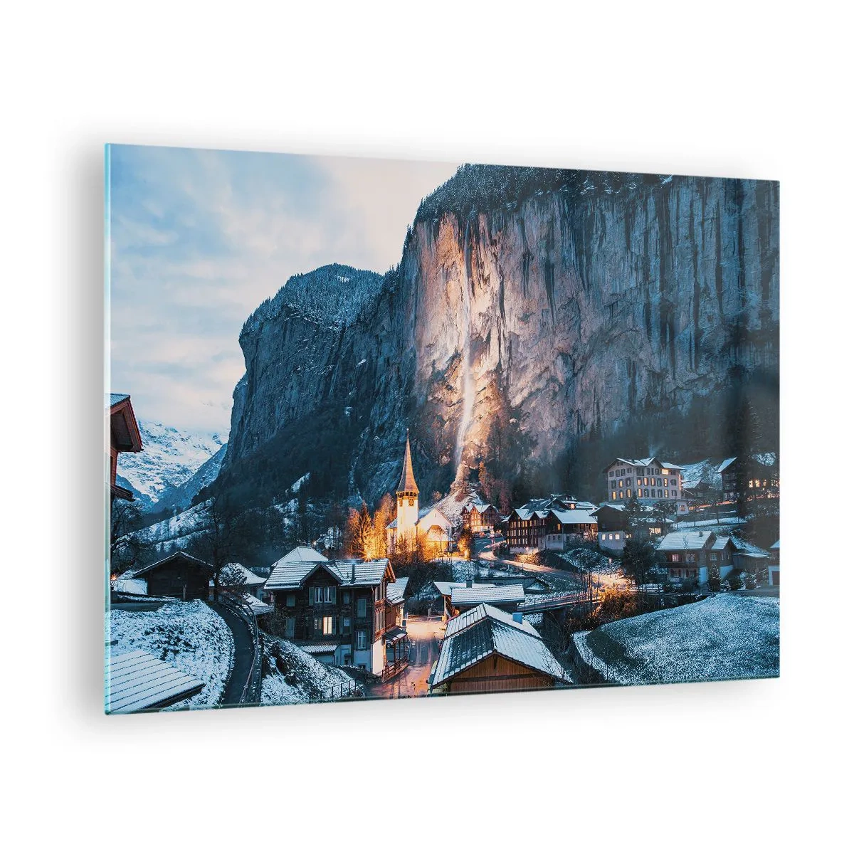 Cuadro sobre vidrio - Impresiones sobre Vidrio - Un pueblo invernal al pie de una pared rocosa iluminada - 70x50cm - El espíritu luminoso del invierno - Decoración de pared moderna para salón y dormitorio ARTTOR