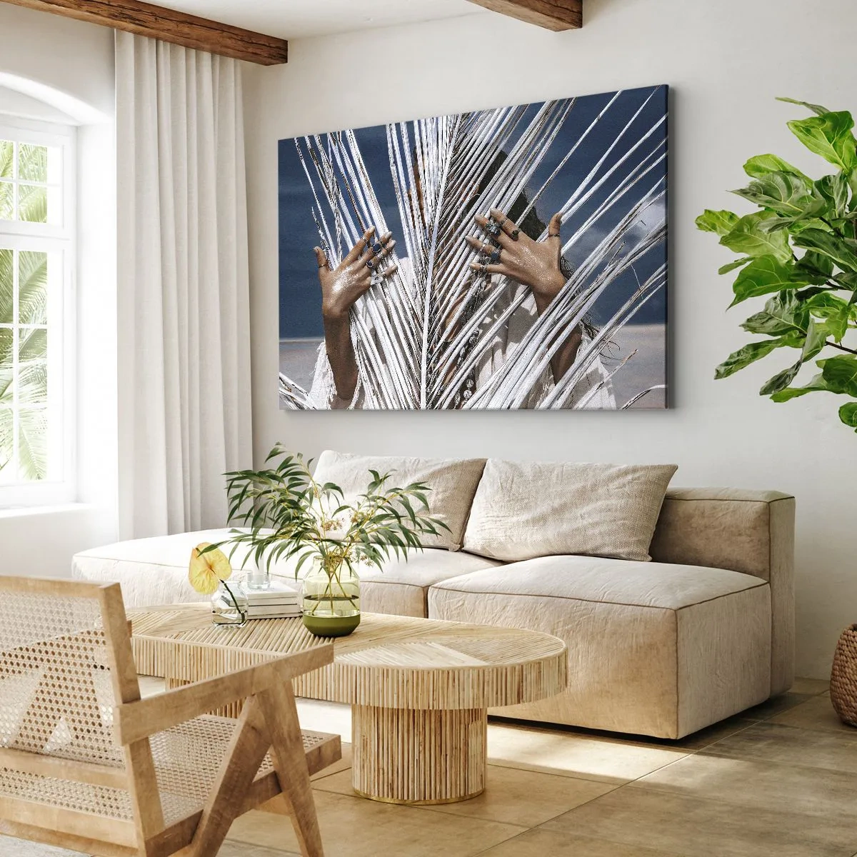 Cuadro sobre lienzo - Impresión de Imagen - Una mujer escondida detrás de hojas de palma con anillos en sus manos. - 70x50cm - ¿La mujer chamana? - Decoración de pared moderna para salón y dormitorio ARTTOR