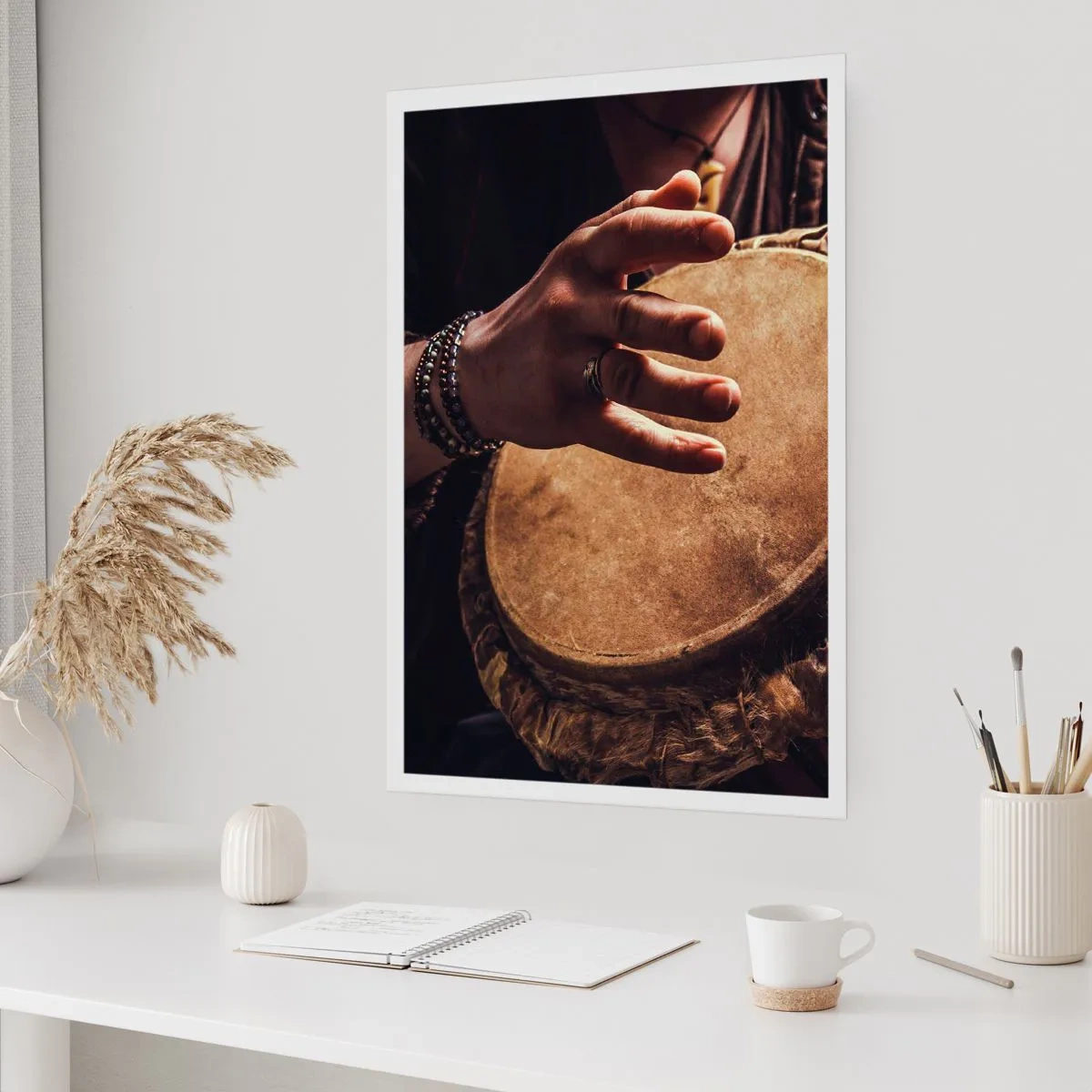 Póster - Una mano tocando un tambor bajo una luz cálida. - 50x70cm - En el ritmo del corazón - Decoración de pared moderna para salón y dormitorio ARTTOR