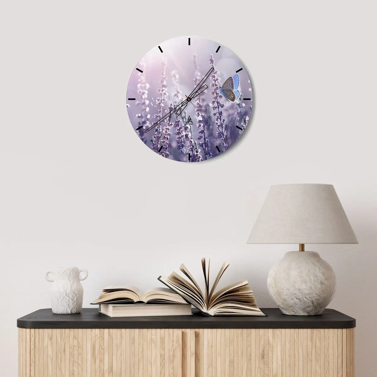 Reloj de pared - Reloj de vidrio - Mariposa sobre lavanda bajo los rayos del sol. - 30x30cm - El beso de una mariposa - Decoración de pared moderna para salón, cocina y dormitorio ARTTOR
