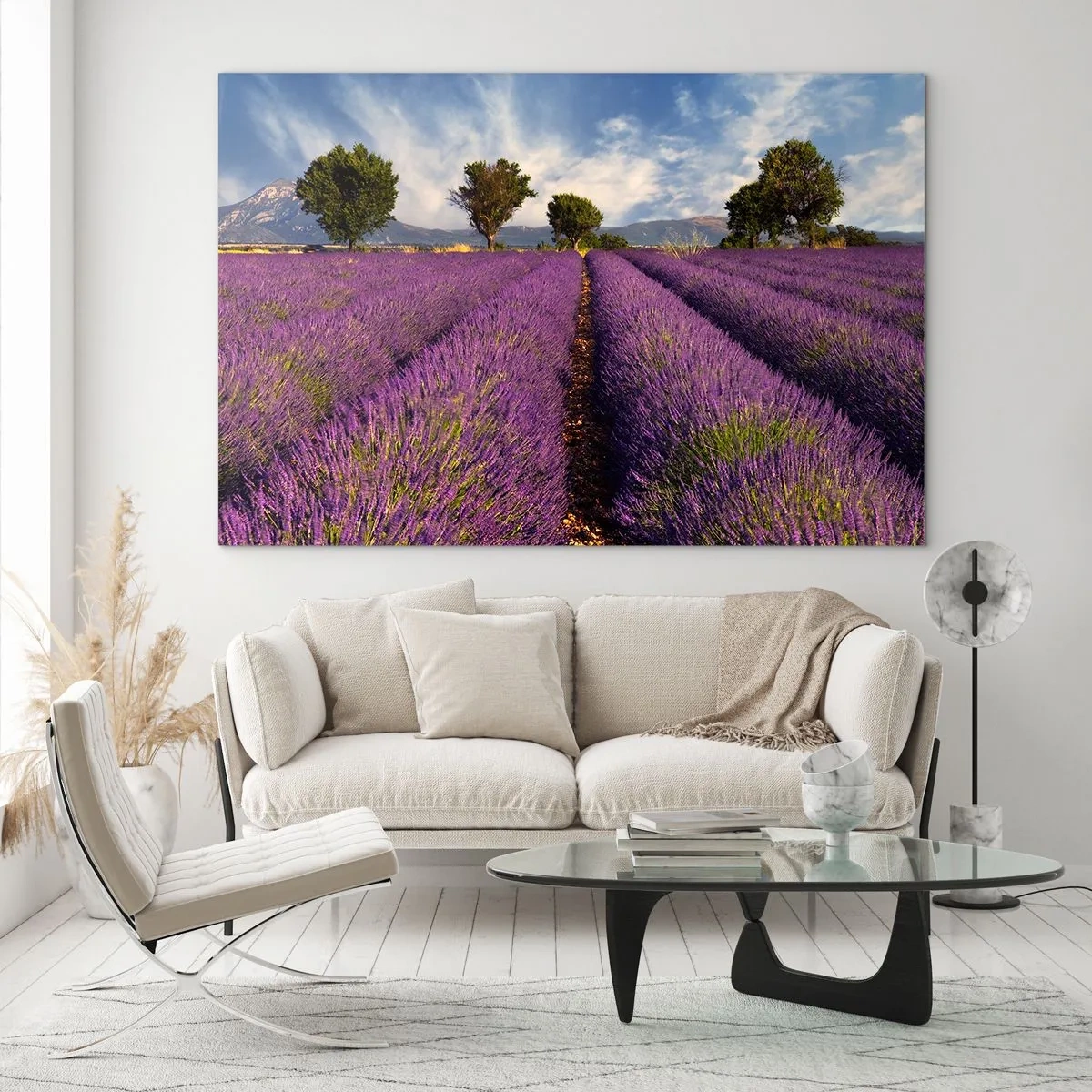 Cuadro sobre vidrio - Impresiones sobre Vidrio - Un campo de lavanda con árboles y un fondo de montañas. - 120x80cm - Campos de lavanda - Decoración de pared moderna para salón y dormitorio ARTTOR
