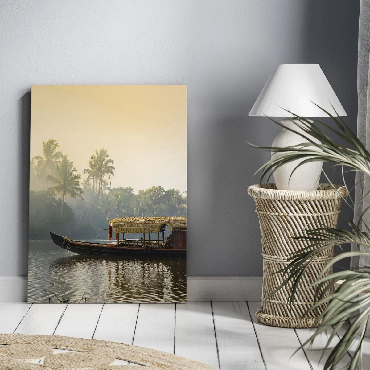 Cuadro sobre lienzo - Impresión de Imagen - Un barco tradicional en un río tranquilo entre palmeras. - 50x70cm - Casa en el río - Decoración de pared moderna para salón y dormitorio ARTTOR