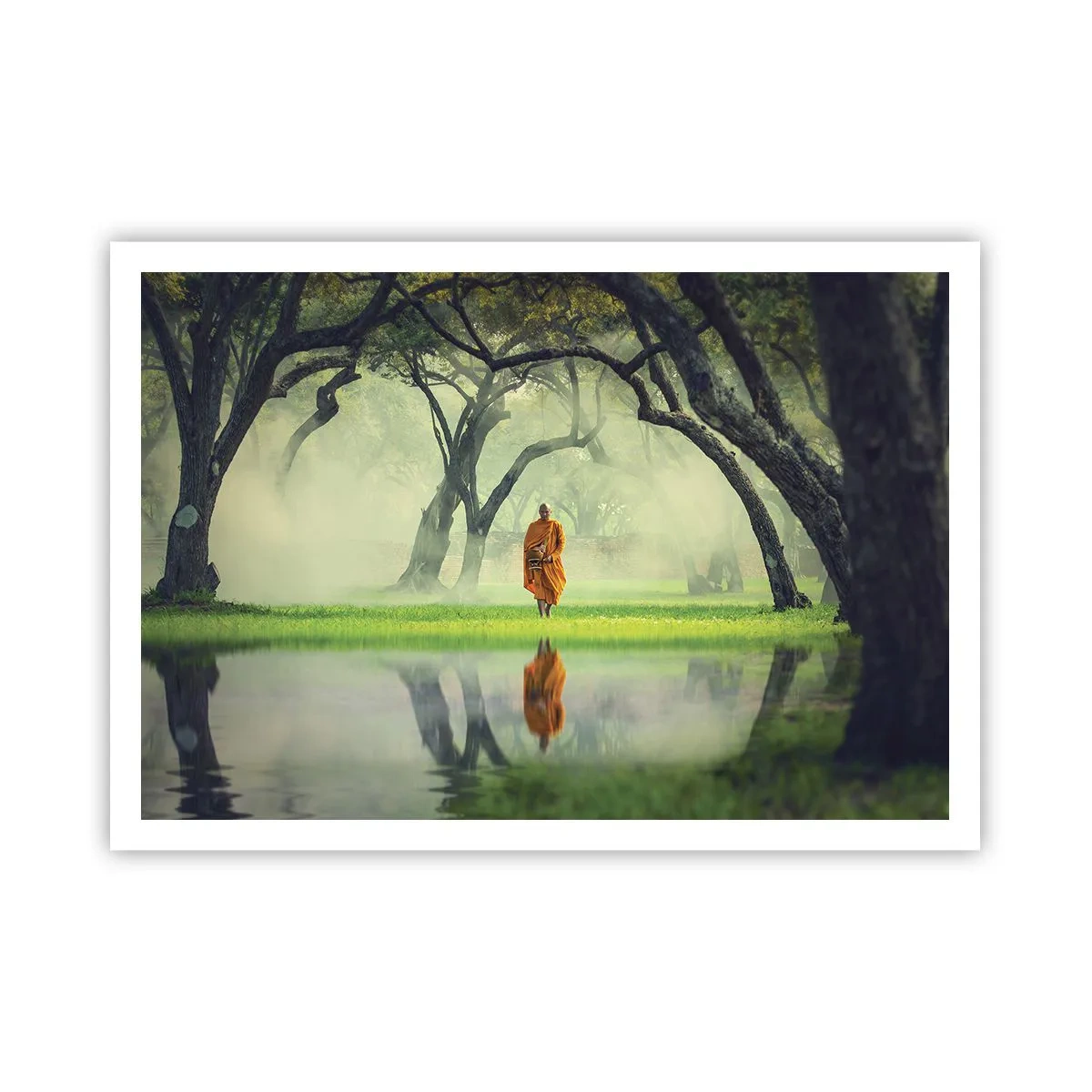Póster - Un monje con una túnica naranja en un bosque con un fondo brumoso y reflejo en el agua. - 100x70cm - En el camino de la iluminación - Decoración de pared moderna para salón y dormitorio ARTTOR