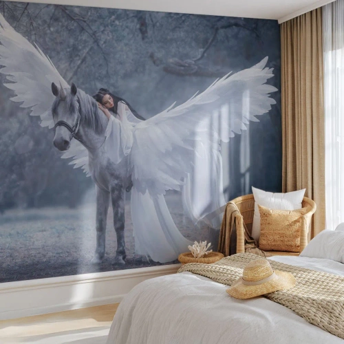 Fotomural Standard Eco - Una mujer en un caballo blanco alado en un bosque mágico. - 100x70cm - Un momento de inspiración - Decoración de pared moderna para salón y dormitorio ARTTOR