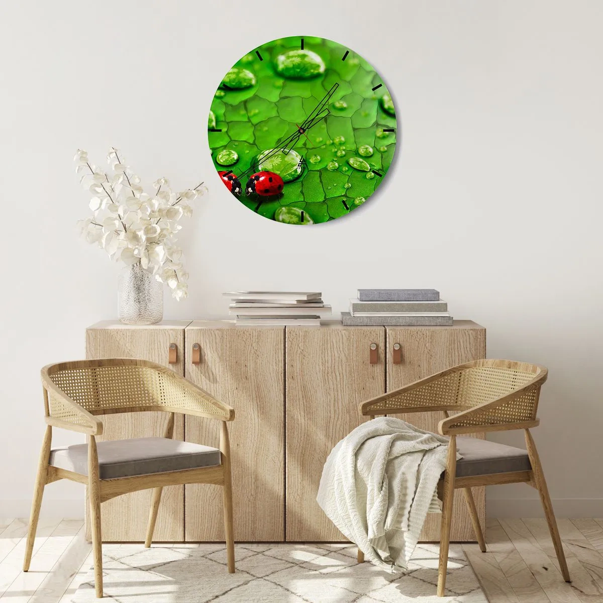 Reloj de pared - Reloj de vidrio - Mariquitas en una hoja con gotas de agua. - 30x30cm - Reunión sobre verde - Decoración de pared moderna para salón, cocina y dormitorio ARTTOR