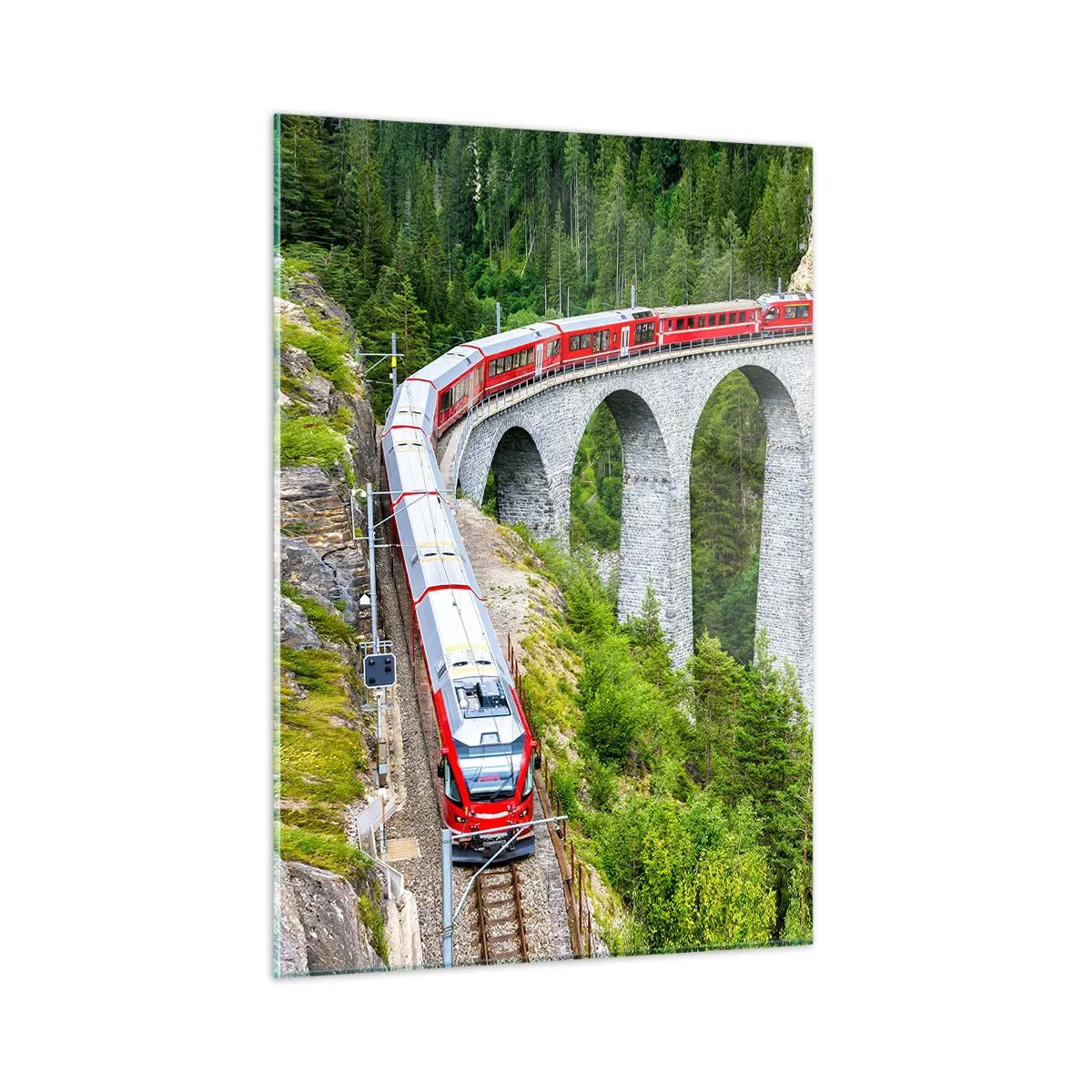 Cuadro sobre vidrio - Impresiones sobre Vidrio - Un tren con un puente de montaña al fondo entre paisajes verdes. - 50x70cm - Atravesando las montañas - Decoración de pared moderna para salón y dormitorio ARTTOR
