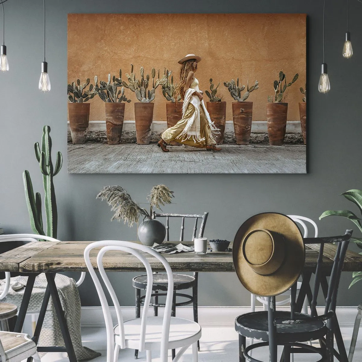 Cuadro sobre lienzo - Impresión de Imagen - Una mujer en estilo boho con macetas de cactus al fondo. - 70x50cm - Estilo hippie - Decoración de pared moderna para salón y dormitorio ARTTOR