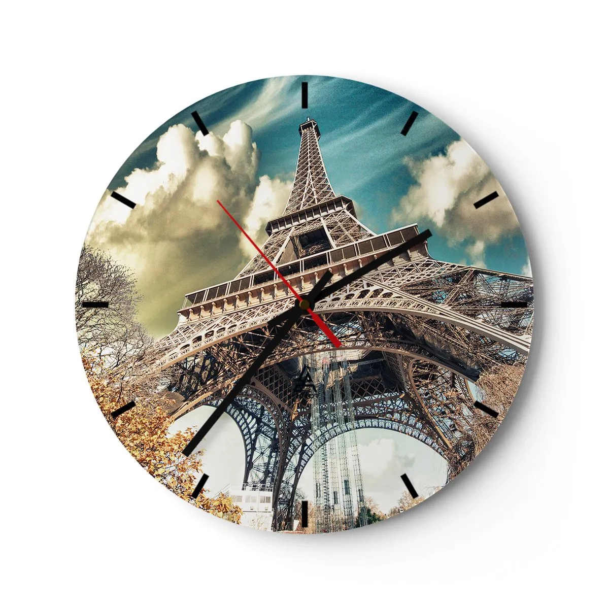 Reloj de pared - Reloj de vidrio - La Torre Eiffel con el telón de fondo de un cielo otoñal con nubes. - 30x30cm - Y en París, en otoño... - Decoración de pared moderna para salón, cocina y dormitorio ARTTOR