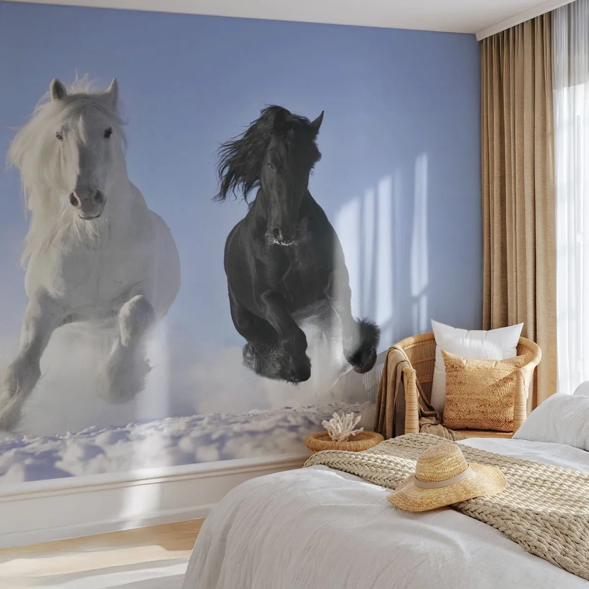 Fotomural Premium Canvas - Un caballo blanco y uno negro galopando por la nieve. - 100x70cm - Galope blanco y negro - Decoración de pared moderna para salón y dormitorio ARTTOR