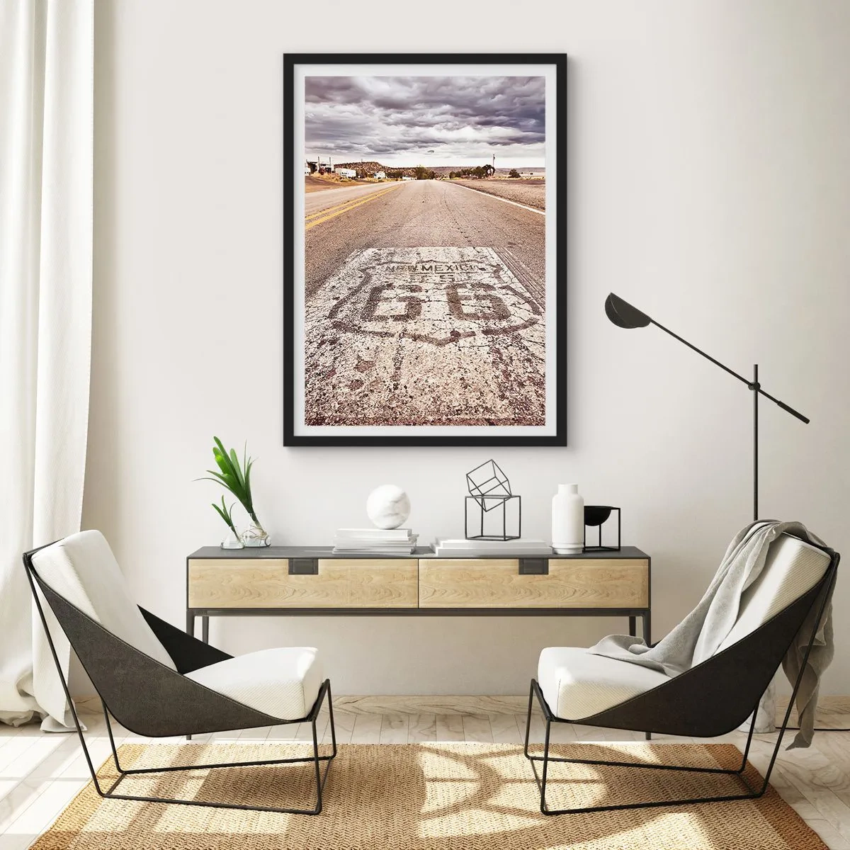 Póster en marco negro - Una carretera con el símbolo de la Ruta 66 que atraviesa un paisaje desértico. - 50x70cm - Mother Road: una leyenda americana - Decoración de pared moderna para salón y dormitorio ARTTOR