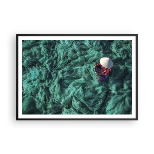 Póster en marco negro - Una persona con sombrero entre redes de pesca verdes. - 100x70cm - En un mar de redes - Decoración de pared moderna para salón y dormitorio ARTTOR