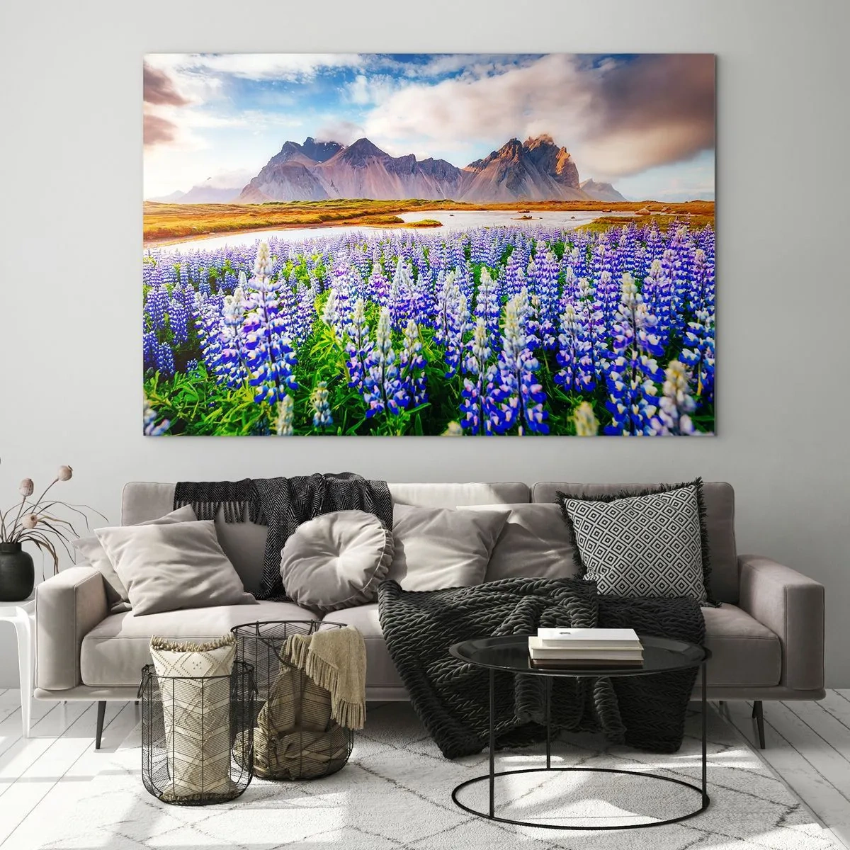 Cuadro sobre vidrio - Impresiones sobre Vidrio - Un paisaje de montaña con un prado florido y picos majestuosos. - 70x50cm - La fuerza y la severidad junto a la dulzura - Decoración de pared moderna para salón y dormitorio ARTTOR