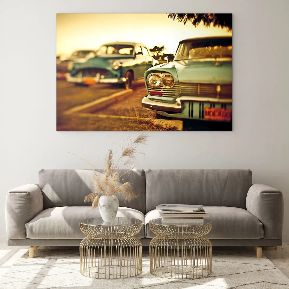 Cuadro sobre vidrio - Impresiones sobre Vidrio - Coches retro bajo la cálida luz del atardecer - 70x50cm - A la espera del futuro - Decoración de pared moderna para salón y dormitorio ARTTOR