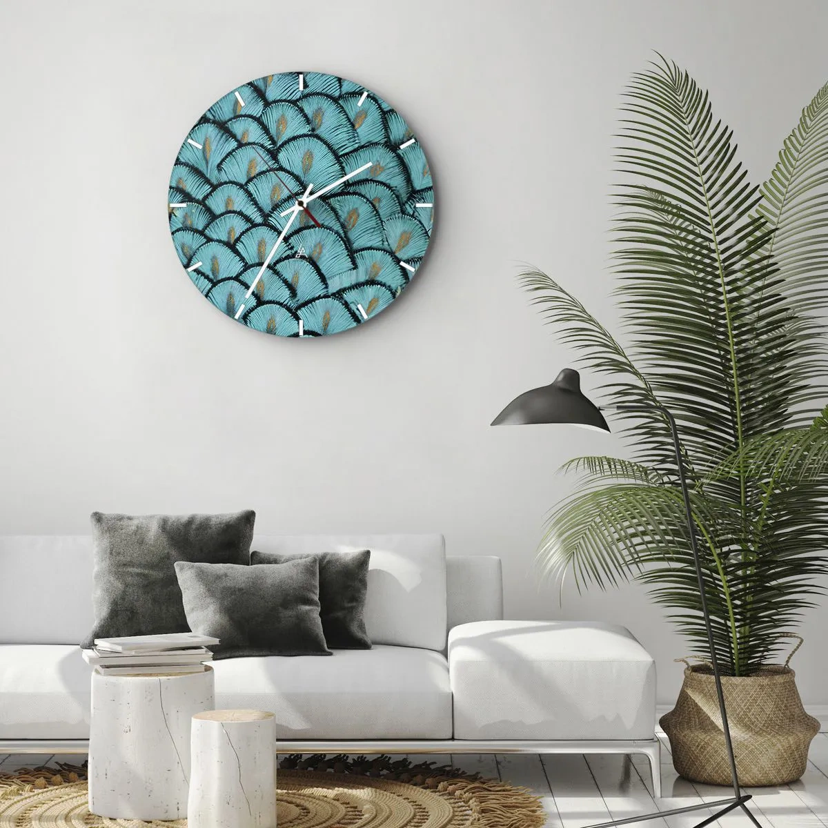 Reloj de pared - Reloj de vidrio - Un primer plano de plumas de pavo real turquesa en un arreglo decorativo. - 30x30cm - La gran gala de las plumas - Decoración de pared moderna para salón, cocina y dormitorio ARTTOR